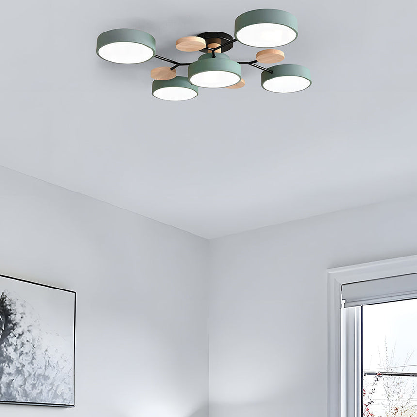 LED-Deckenleuchte mit mehreren Armen und runden Schirmen