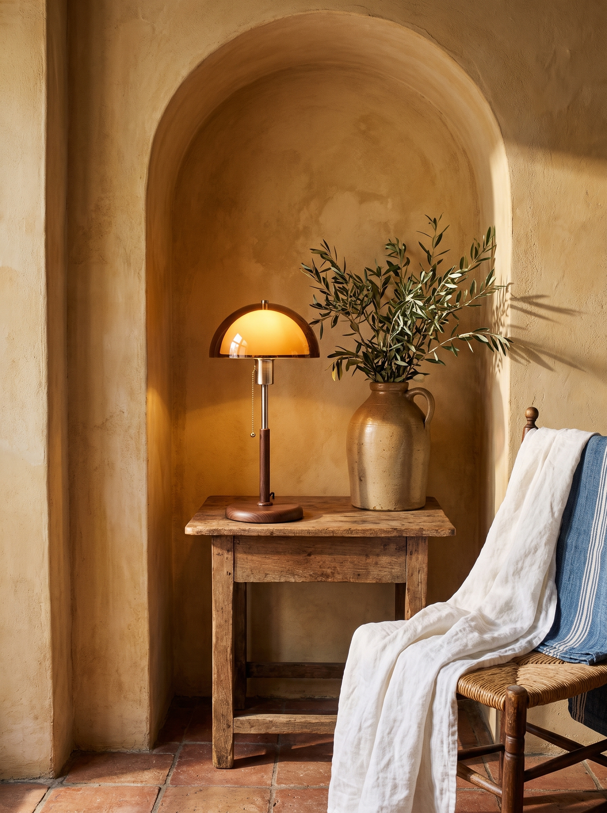 Lifestyle: Cosima lamp in a Mediterranean arched niche showing its size