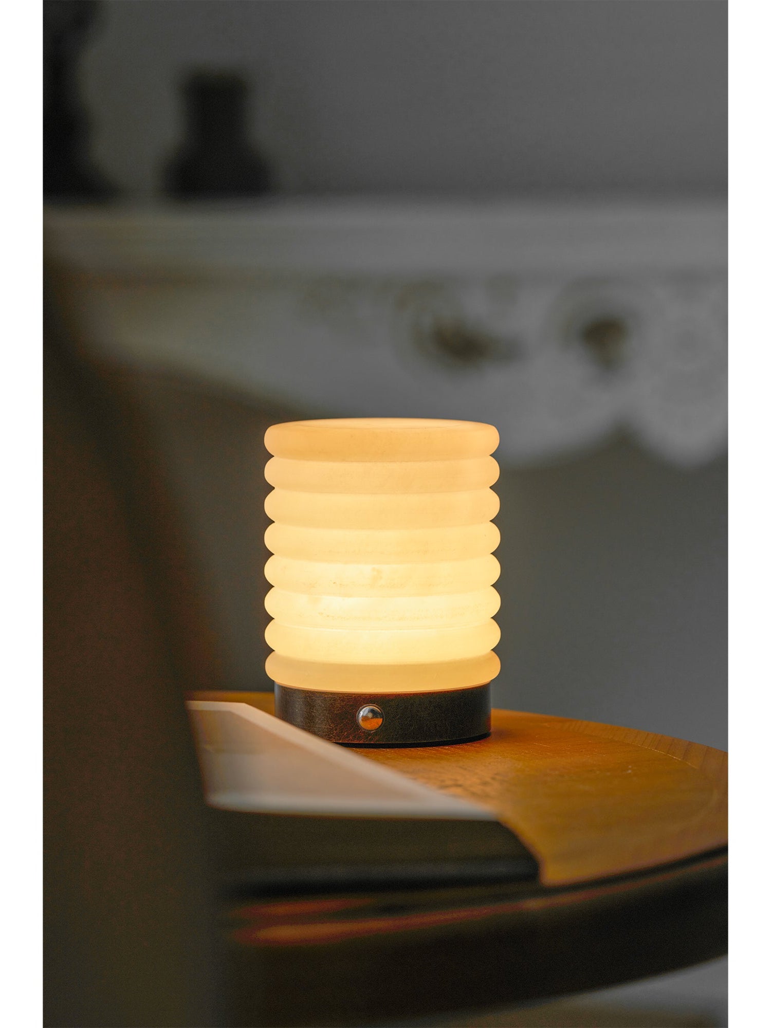 Snowflake table lamp