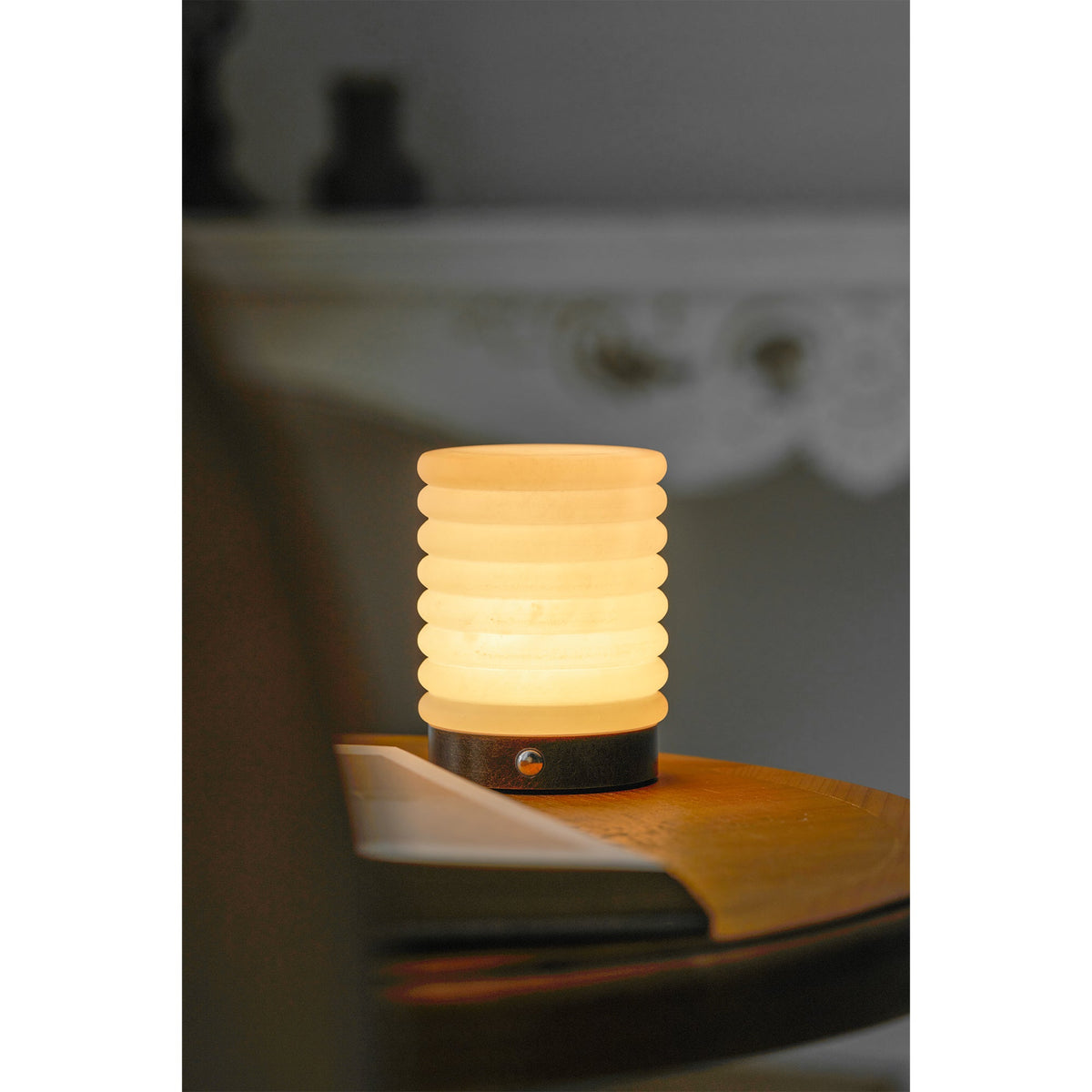 Snowflake table lamp