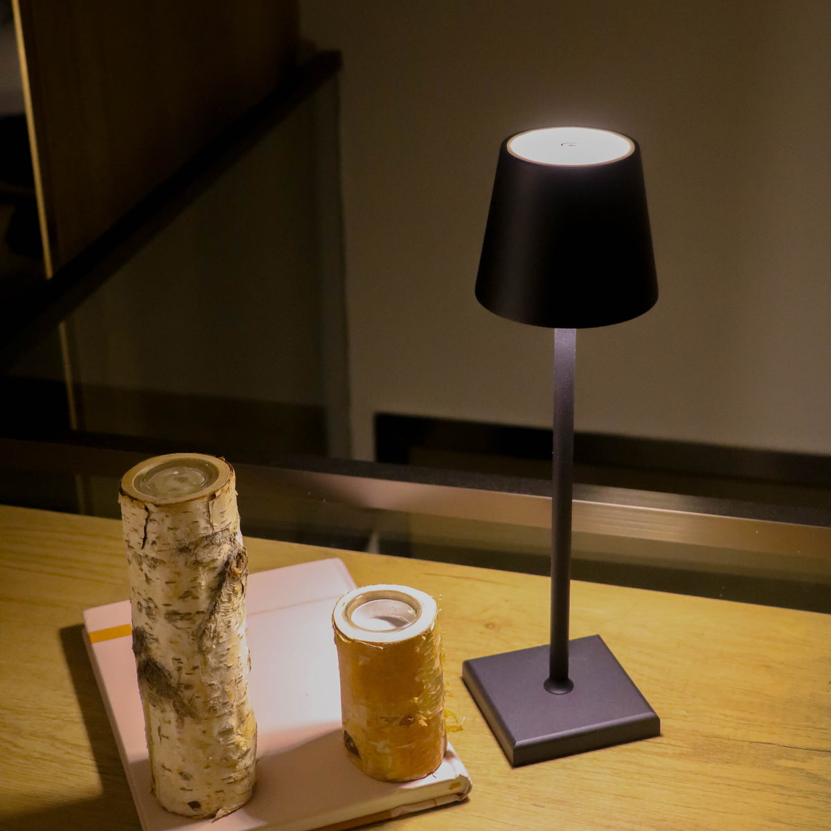 Vessa table lamp
