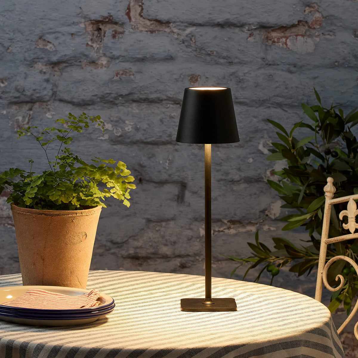 Vessa table lamp