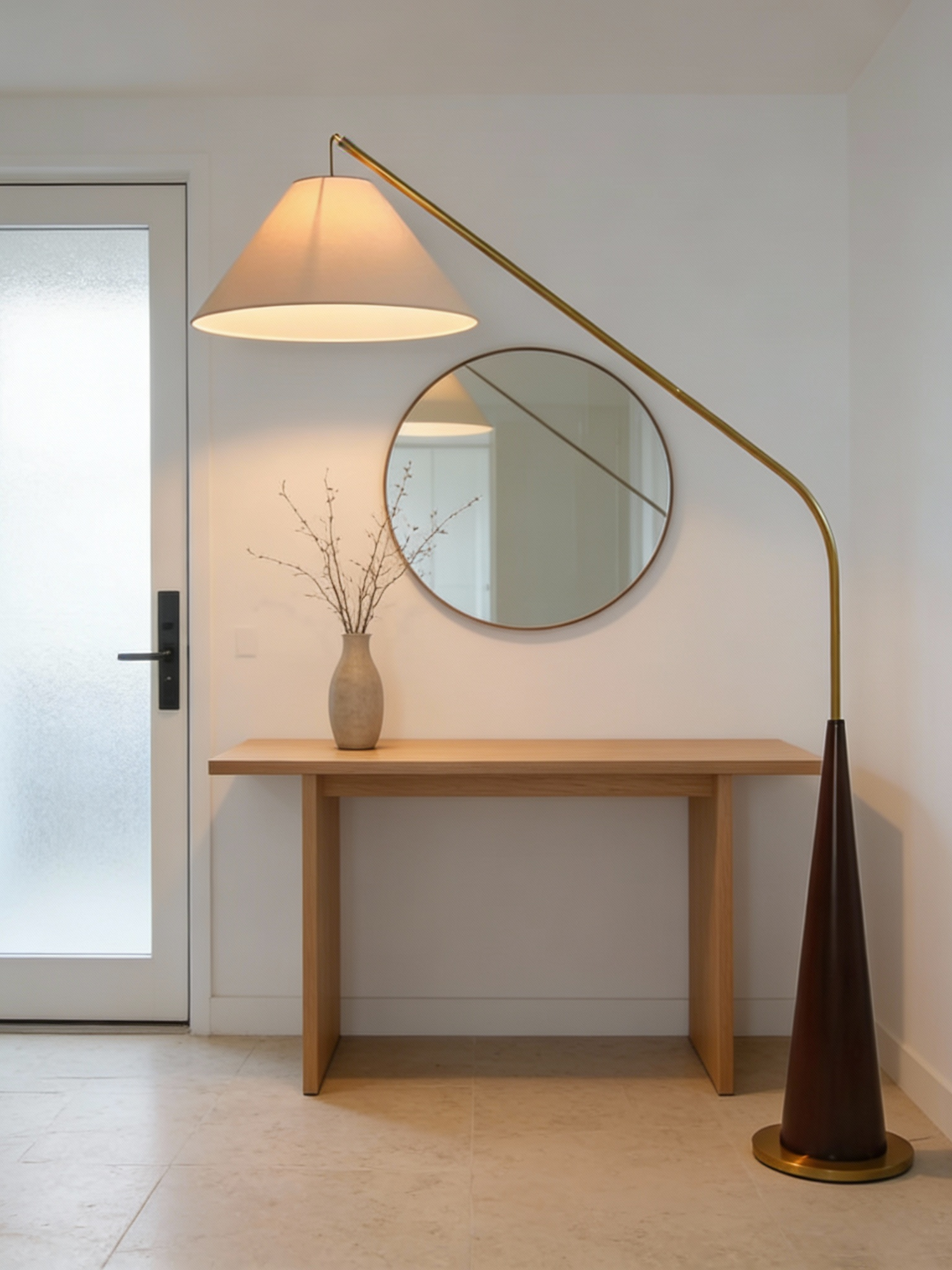 Bogen-Stehleuchte mit Holzfuß, modernes Design