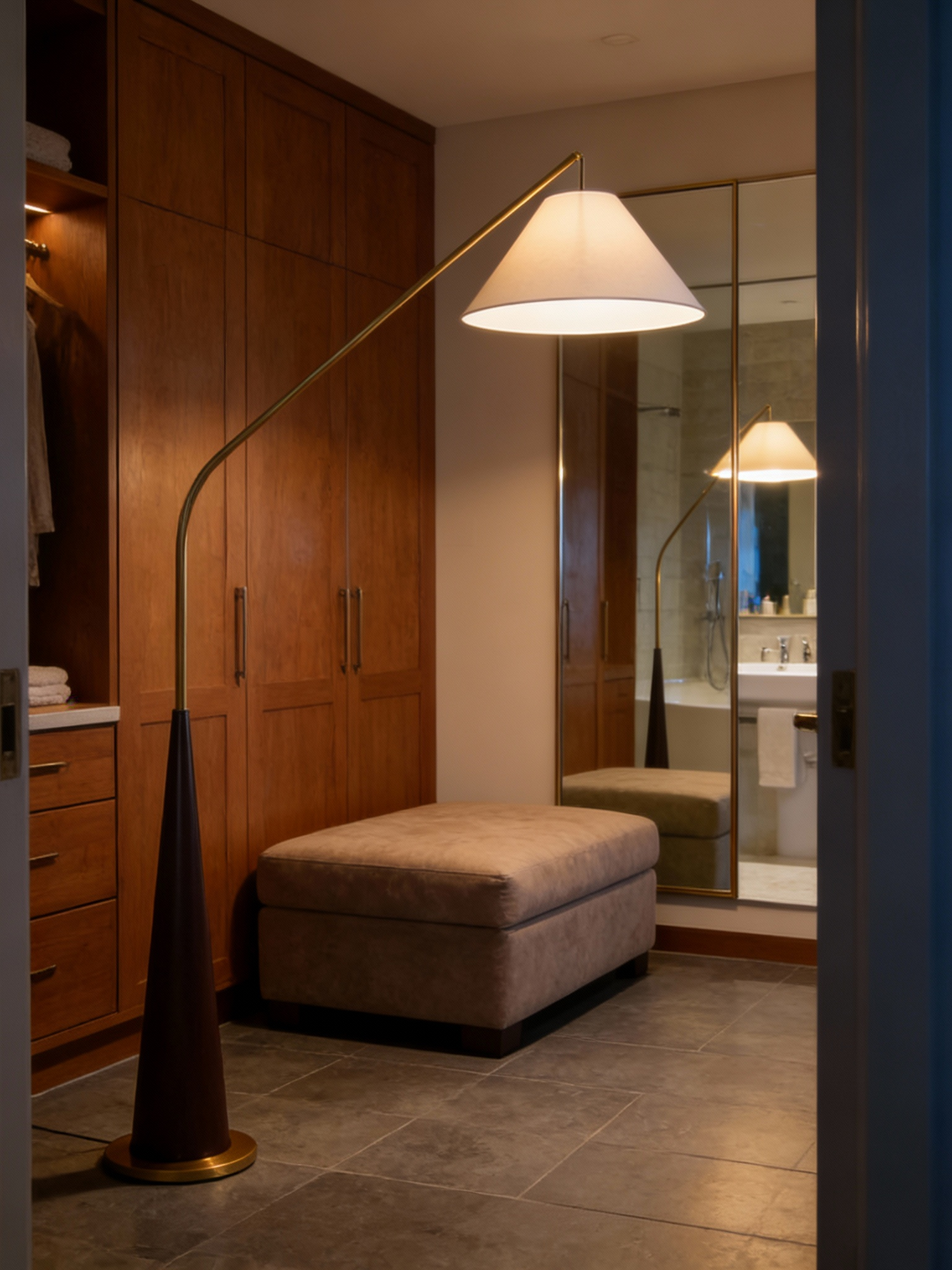 Bogen-Stehleuchte mit Holzfuß, modernes Design