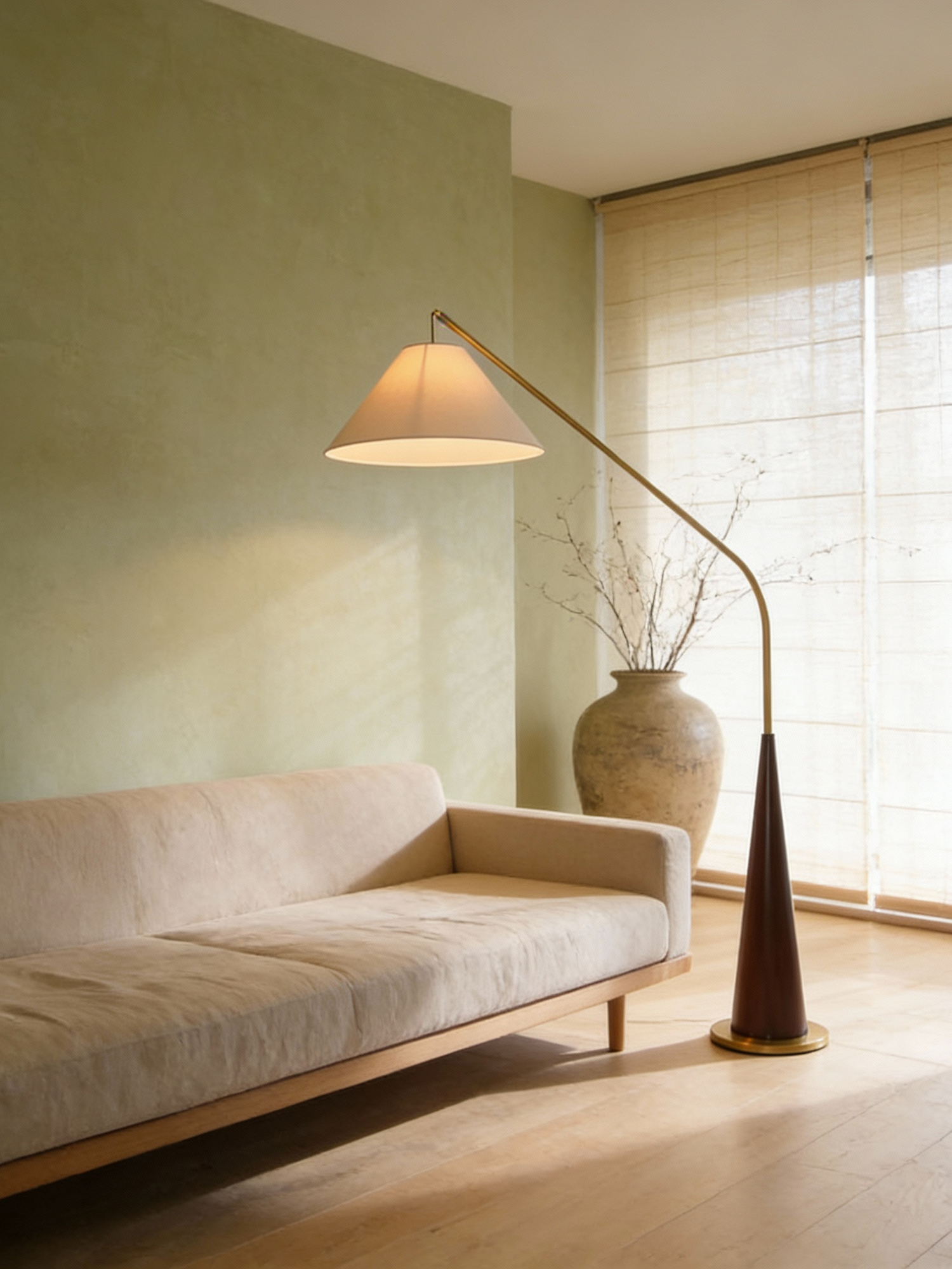 Bogen-Stehleuchte mit Holzfuß, modernes Design