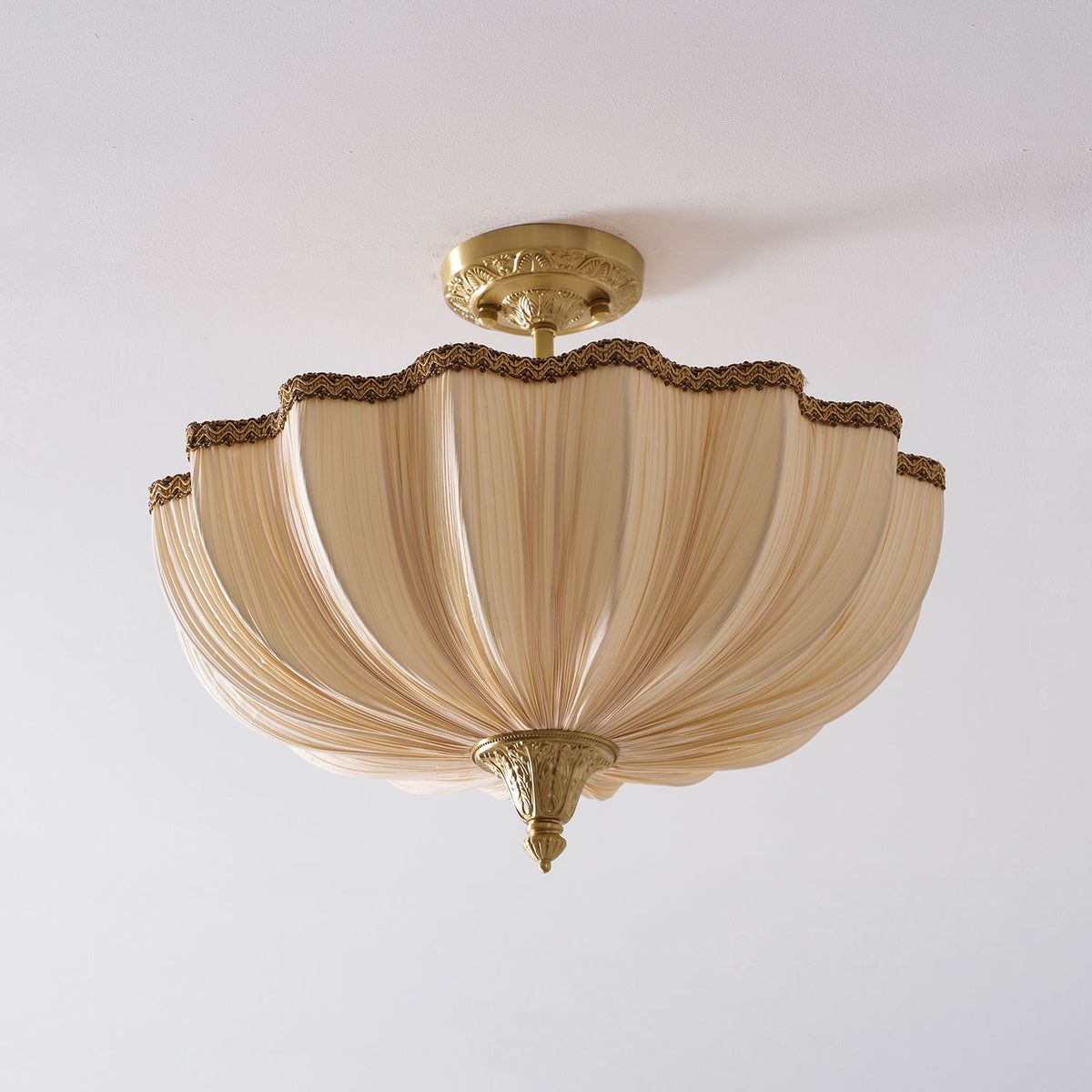 Mireille scalloped rim detail