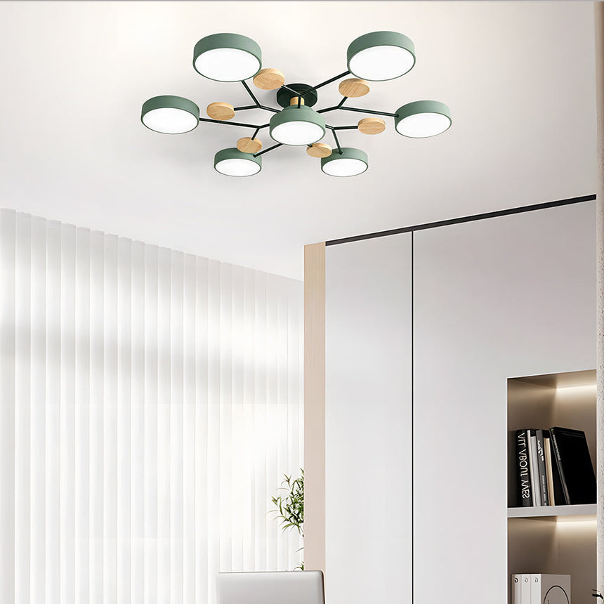 LED-Deckenleuchte mit mehreren Armen und runden Schirmen