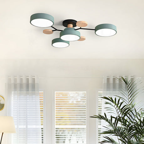 LED-Deckenleuchte mit mehreren Armen und runden Schirmen