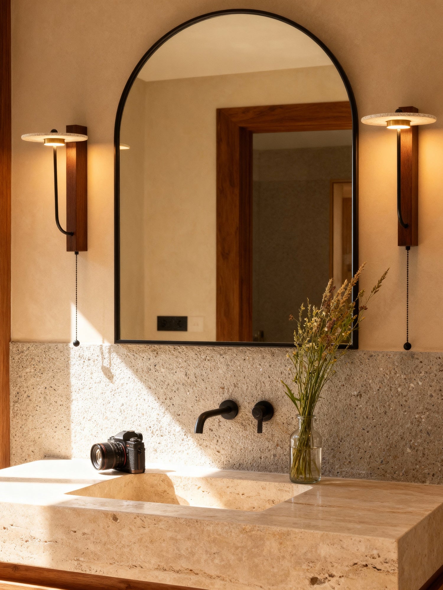 RuvoStone – Wandleuchte aus Travertin, Holz und Metall