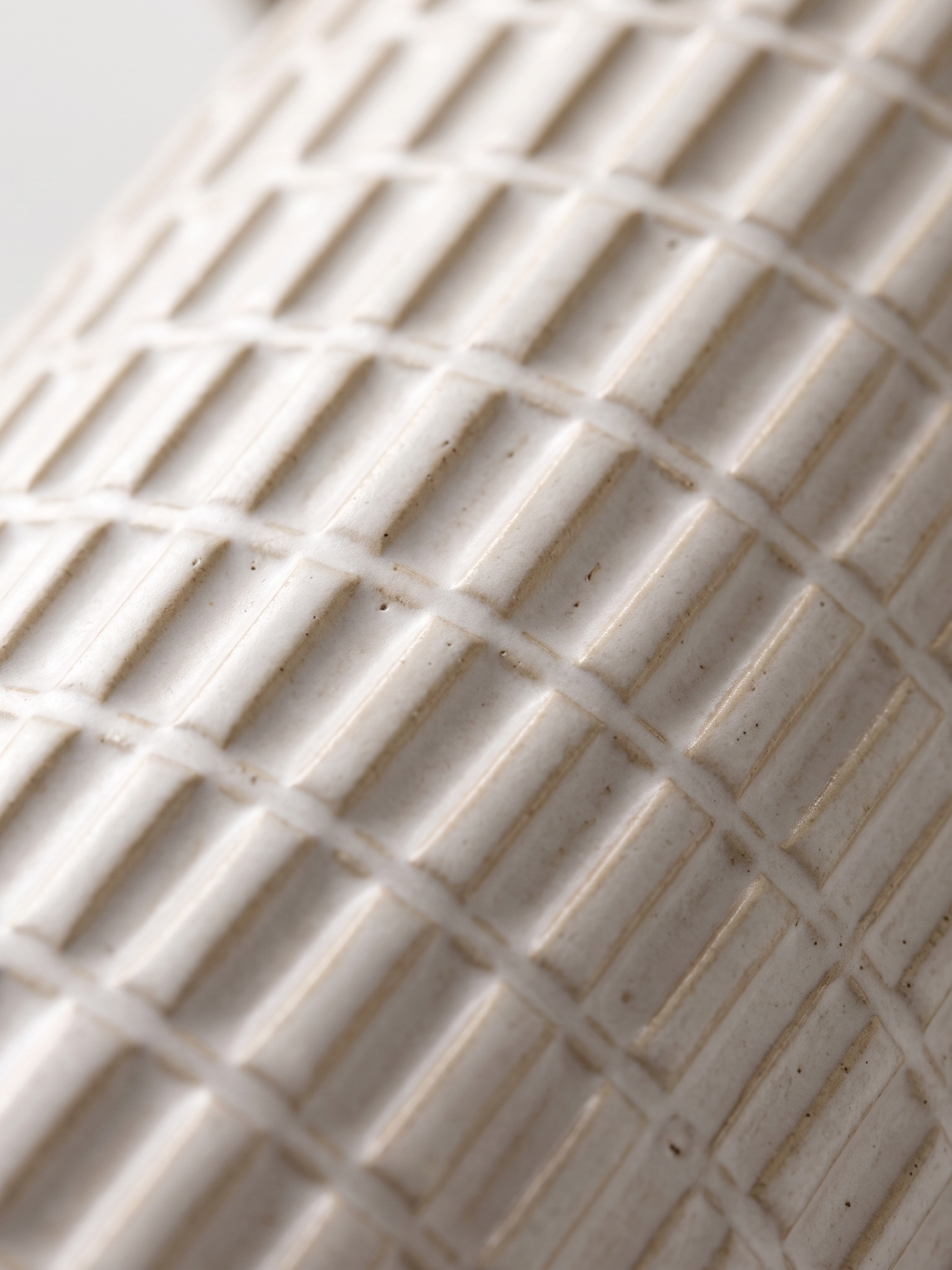 Della lamp grid-textured ceramic base, close-up on white