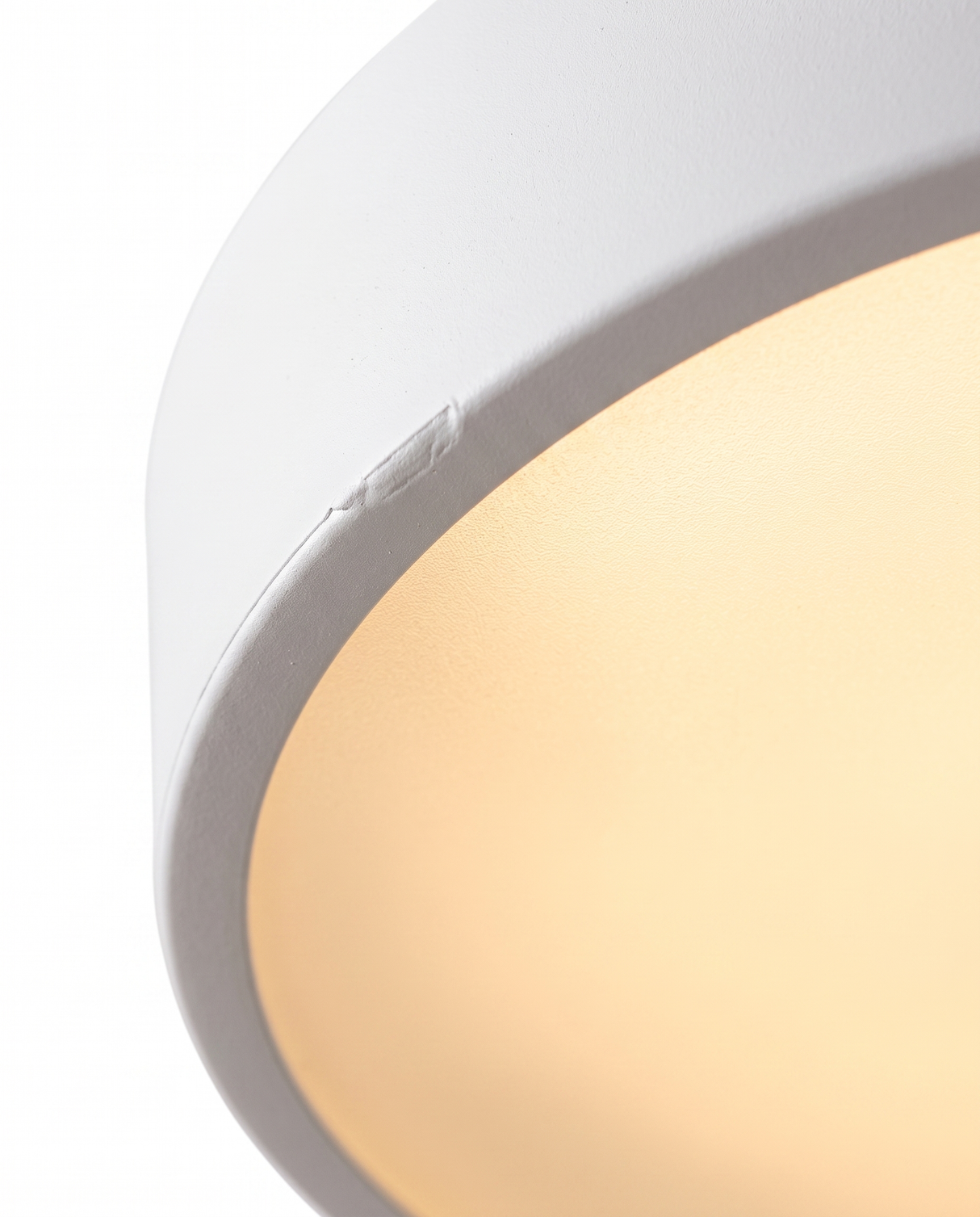 Circa disc shade and warm diffuser, close-up on white