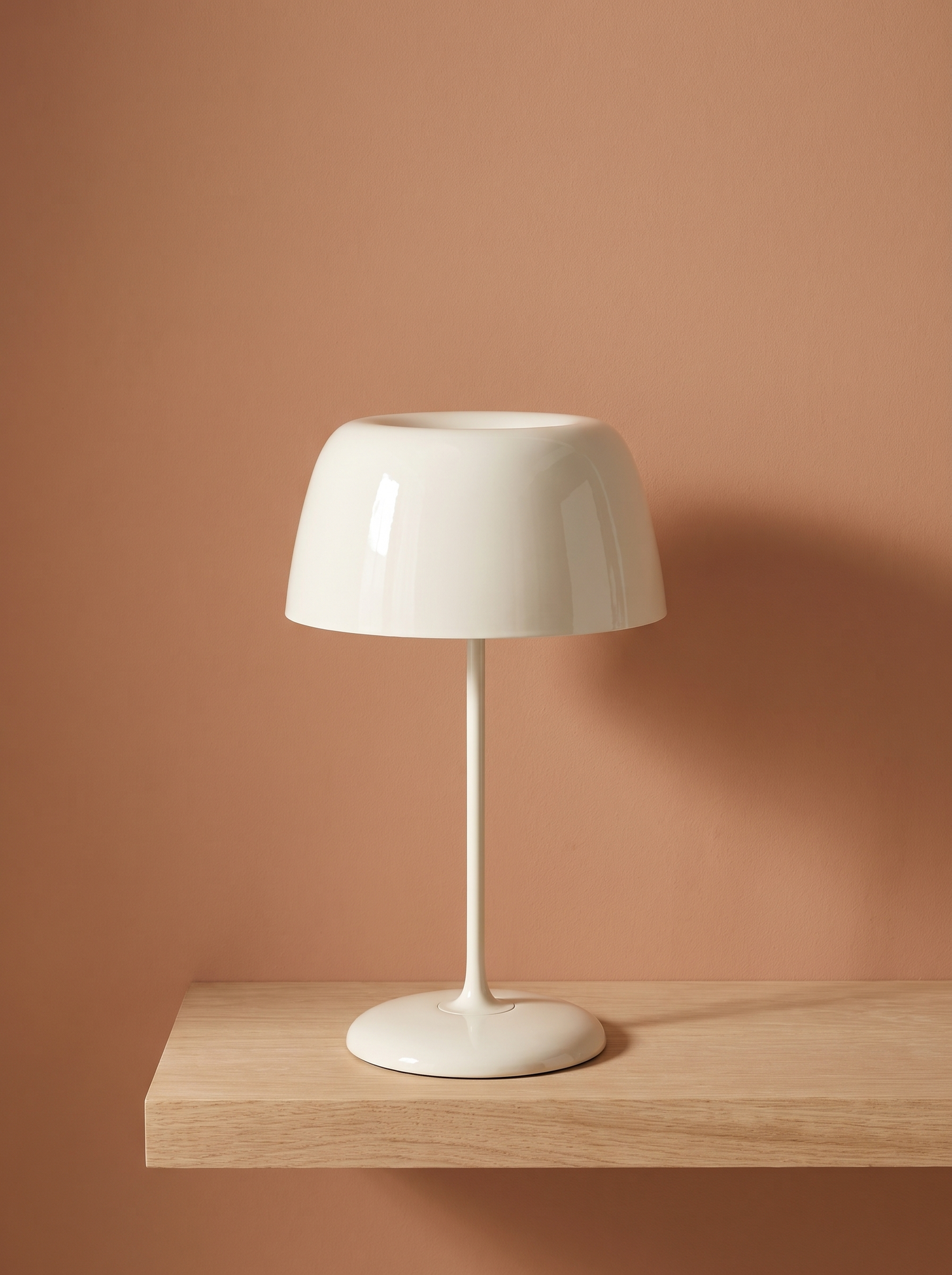 Bittel retro mushroom table lamp in white on a clay terracotta backdrop