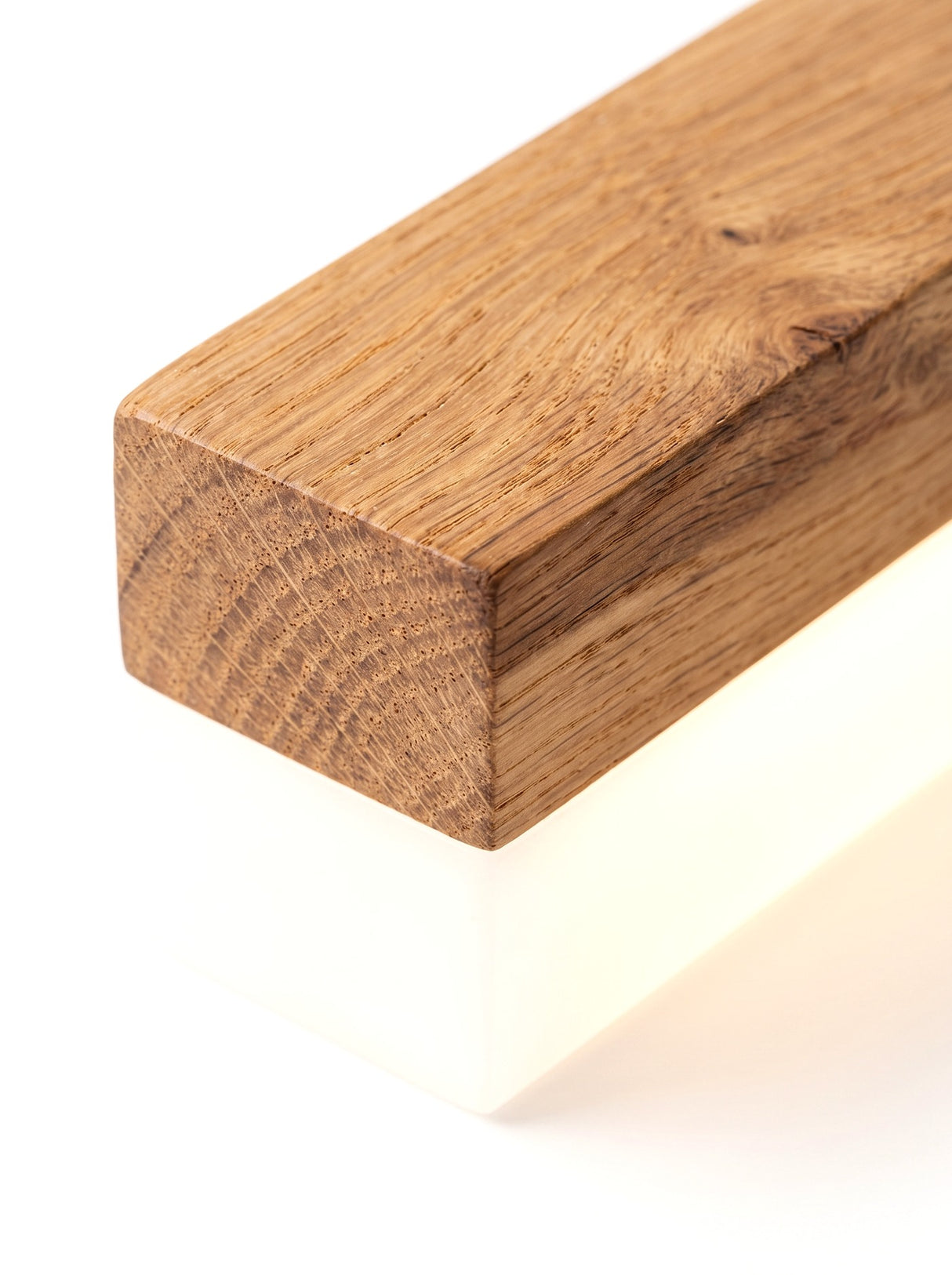 Close-up of the solid oak top and wood grain